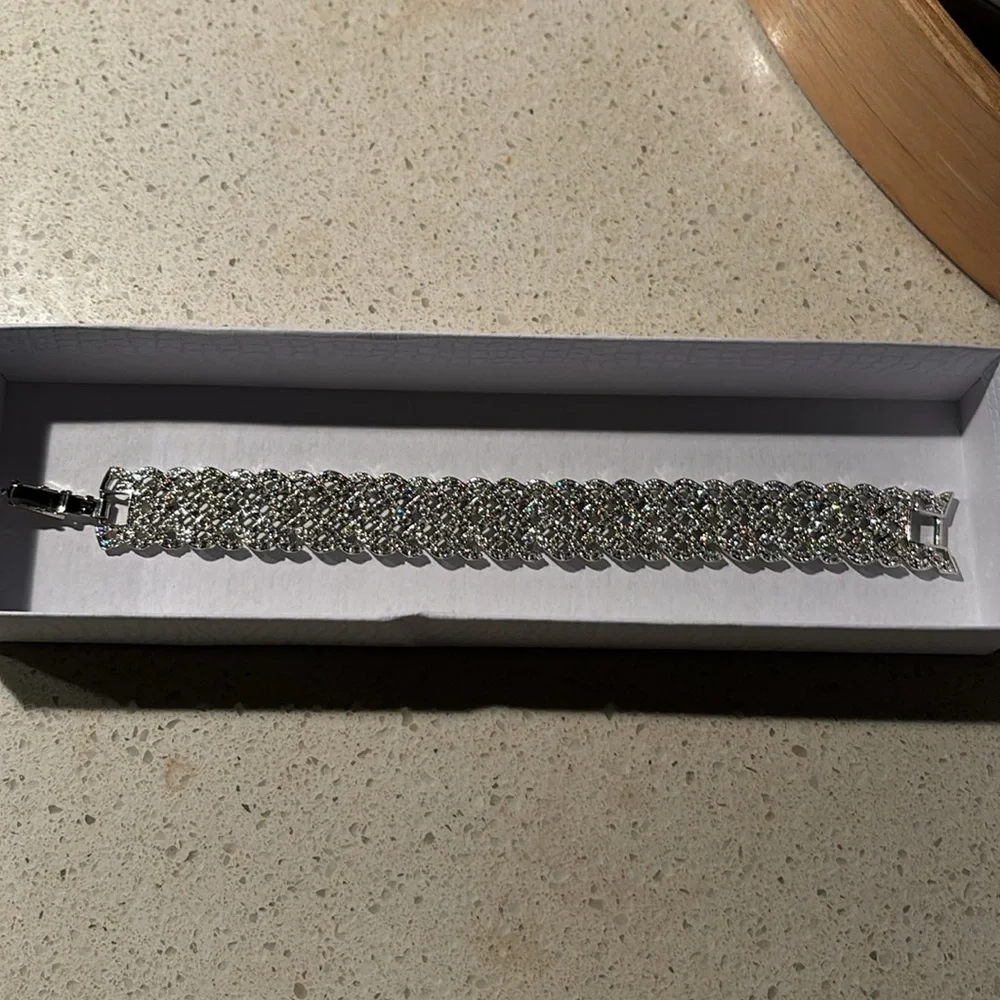Authentic Swarovski Crisscrossed weave Diamond Bracelet. Excellent condition - Picture 5 of 17